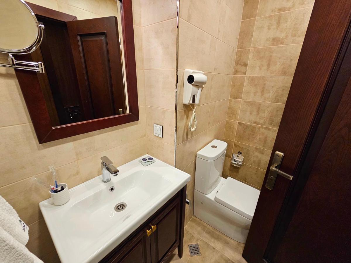 Macara Sheki City Hotel ภายนอก รูปภาพ