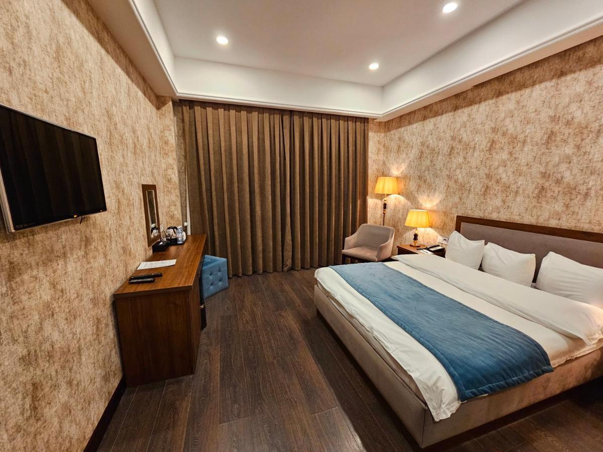 Macara Sheki City Hotel ภายนอก รูปภาพ